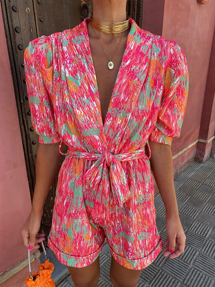 Trendy dames playsuit Leona met kleurrijke festivalprint en verstelbare riem. Essentieel voor de zomer.