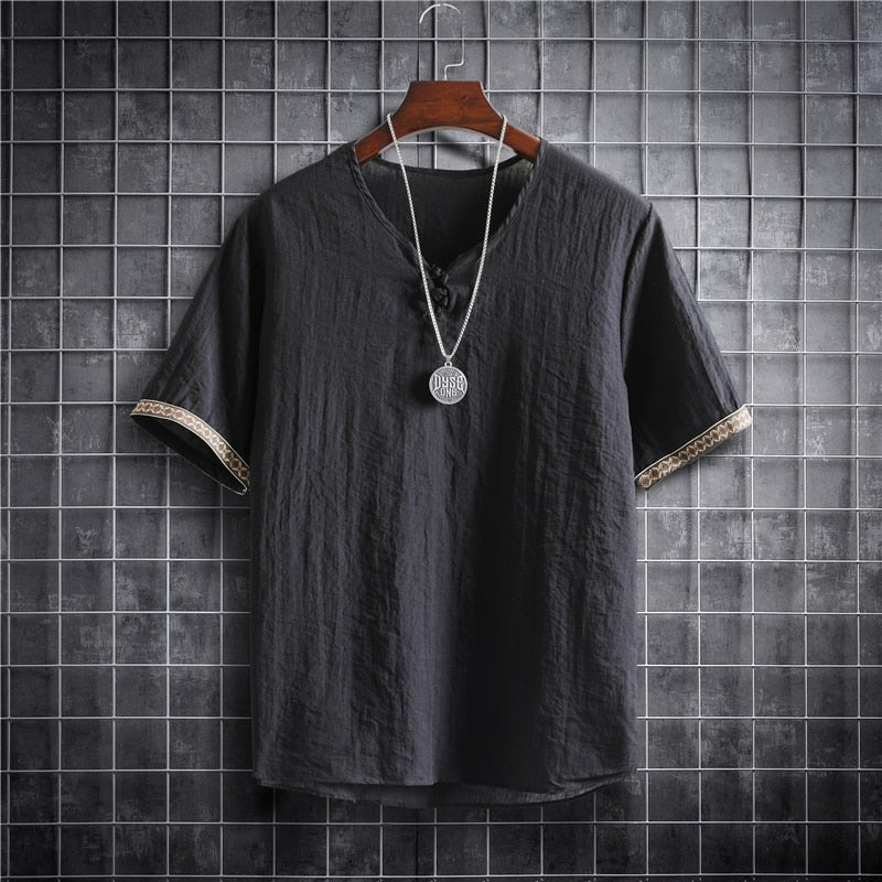Model draagt comfortabel heren casual shirt met V-hals, perfect voor stijlvolle zomerkleding.