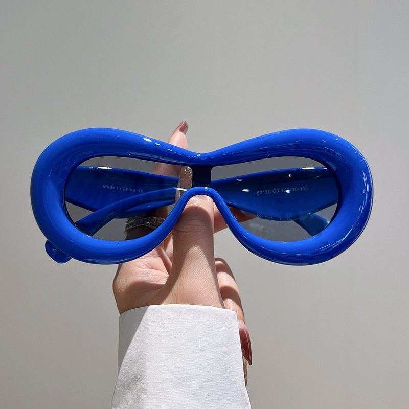 Hoogwaardige futuristische zonnebril, geschikt als modieuze unisex accessoire.