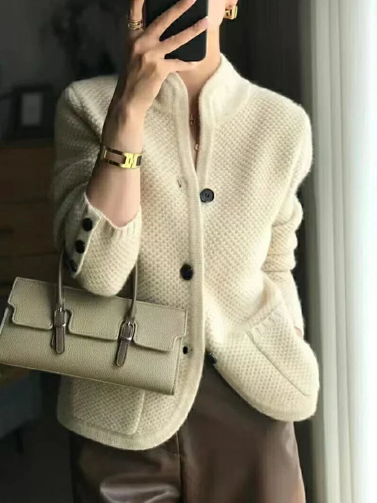 Stijlvol bruin kasjmier dames vest met opstaande kraag, lange mouwen en knoopsluiting, elegante mode.