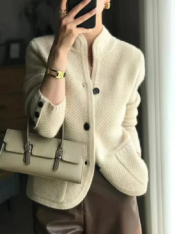 Stijlvol bruin kasjmier dames vest met opstaande kraag, lange mouwen en knoopsluiting, elegante mode.