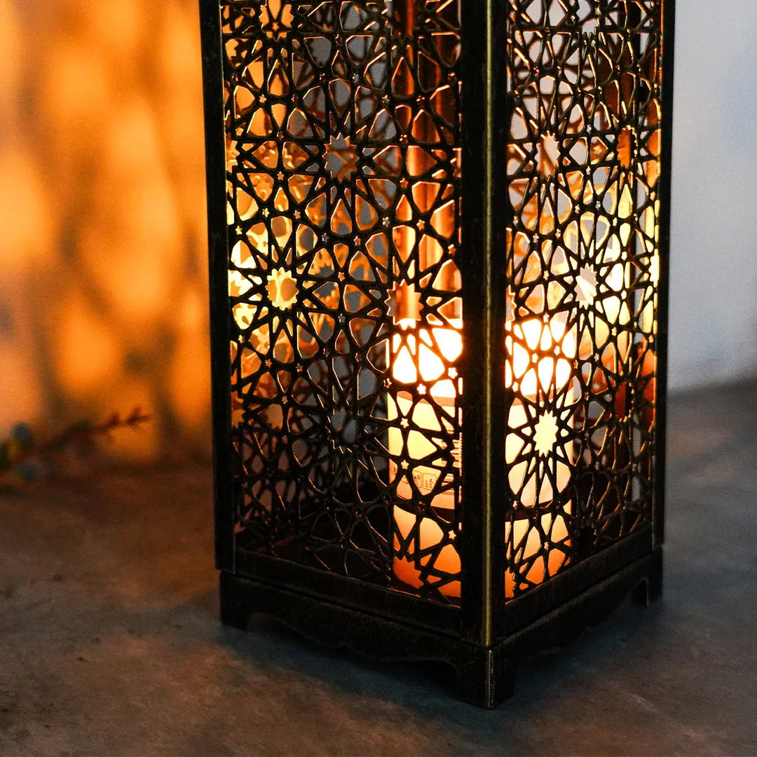 Handgemaakt oosters bronzen windlicht Victor, vintage sfeerlicht van metaal.