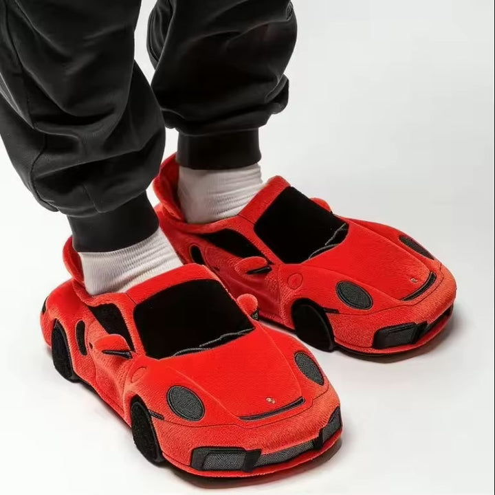Close-up van het sportauto design op de warme heren winterpantoffels. Gezellig en comfortabel.