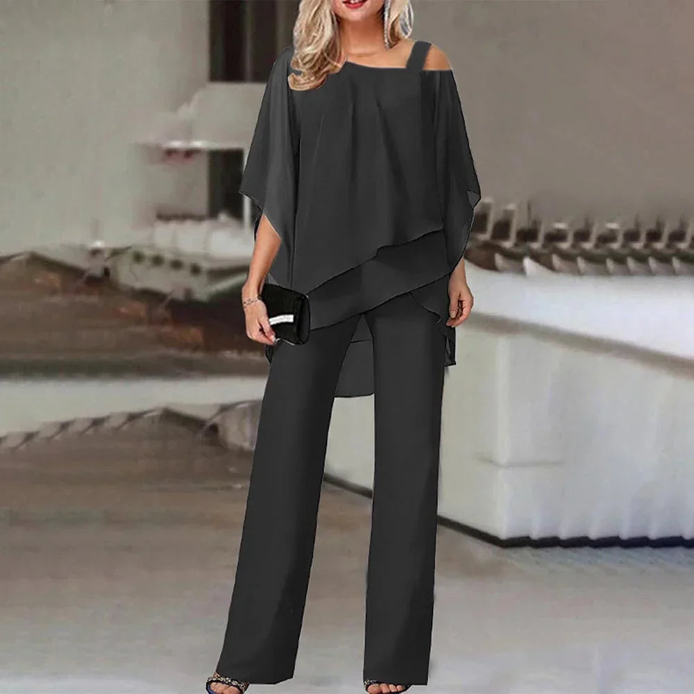 Trendy donkerblauwe dames cold-shoulder jumpsuit. Elegant design, ideaal voor een moderne en feestelijke look.