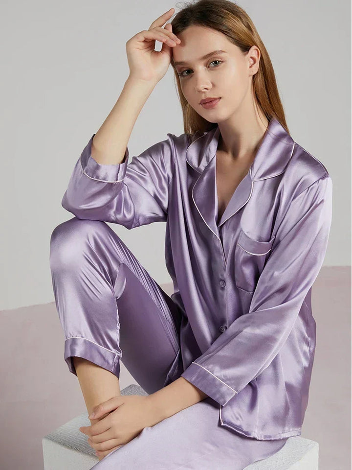 Comfortabele dames pyjama set voor ultiem slaapcomfort & ontspanning thuis.