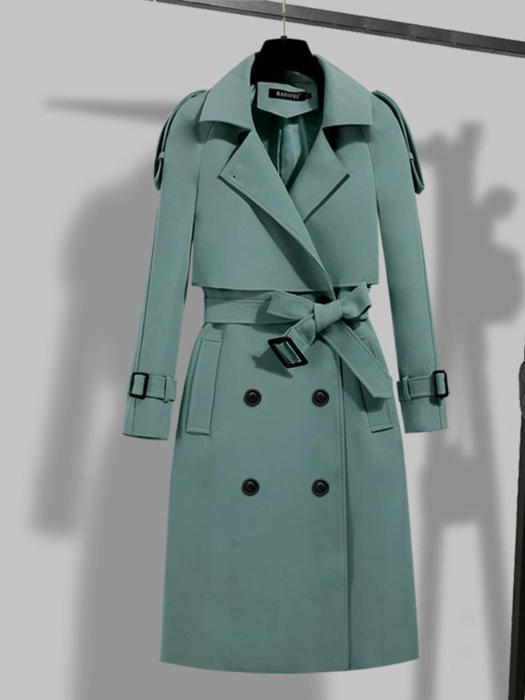 Stijlvolle groene KieraJacket dames trenchcoat, een modieuze bovenkleding voor een elegante uitstraling.