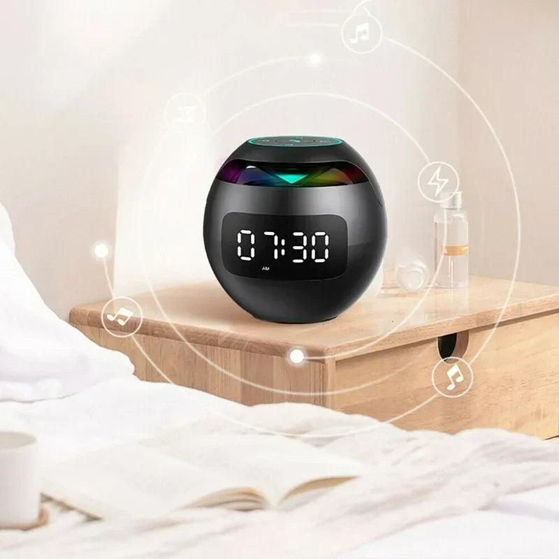 Moderne digitale LED wekker met snooze, compact design, en ingebouwde Bluetooth speaker voor gemak.