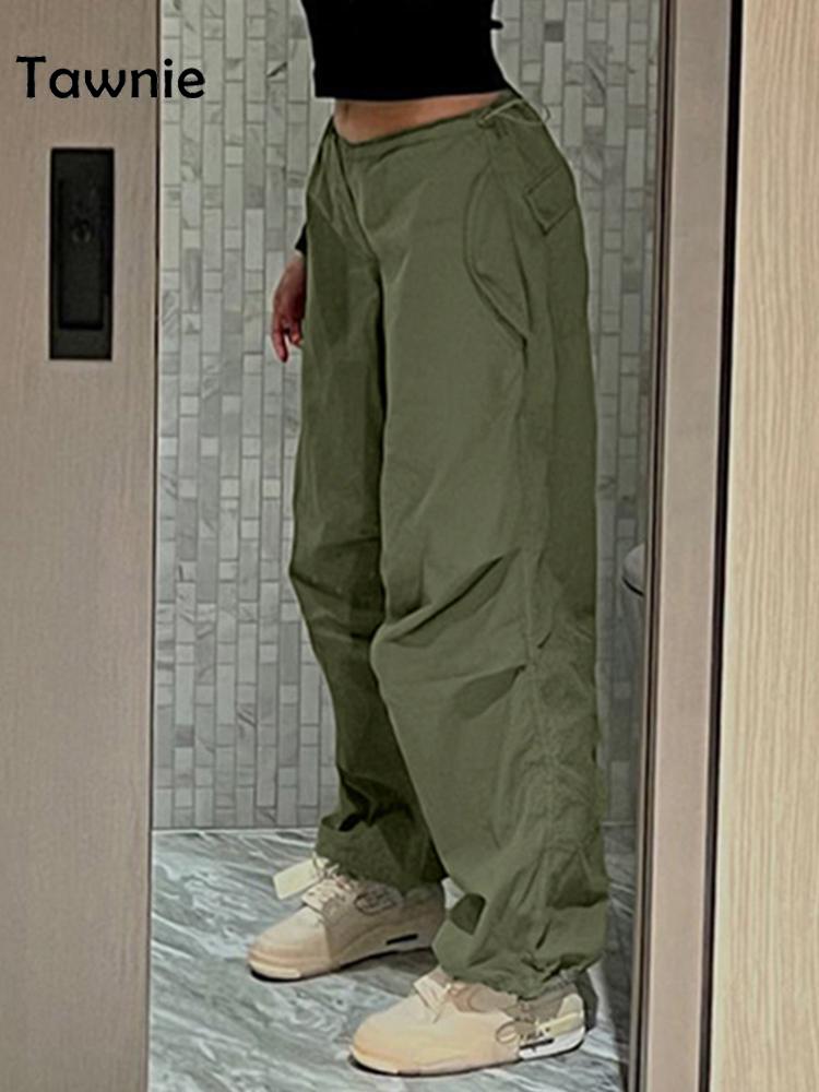 Trendy streetwear dames cargobroek met wijde pijpen en comfortabele pasvorm.