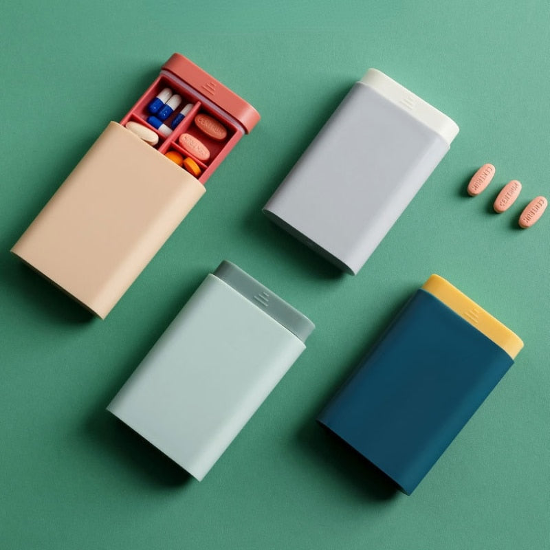 Compacte organizer voor medicatie en vitamines, essentieel voor gezondheid onderweg.