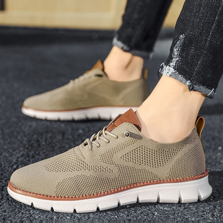 Stijlvolle witte heren casual sneakers, ideaal voor een comfortabele zomerdag.