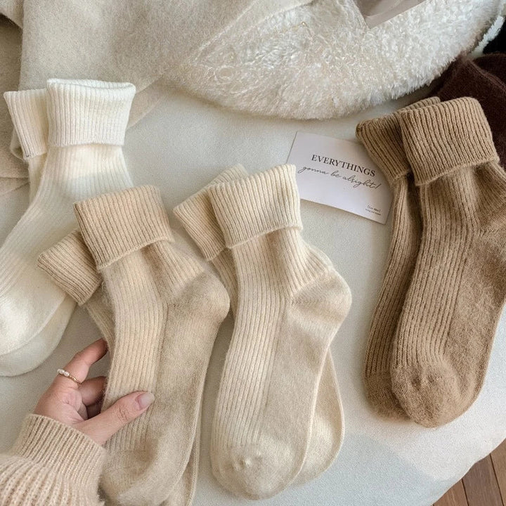 Luxe effen kasjmier-wol mix sokken voor dames, ideaal voor koude winterdagen en comfort.