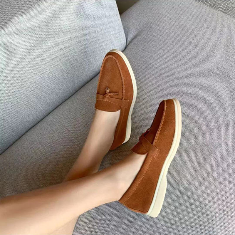 Bruine dames loafers met gepunte teen. Comfortabele en elegante schoenen voor een casual lente outfit.