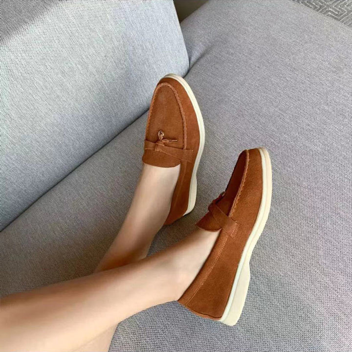 Bruine dames loafers met gepunte teen. Comfortabele en elegante schoenen voor een casual lente outfit.