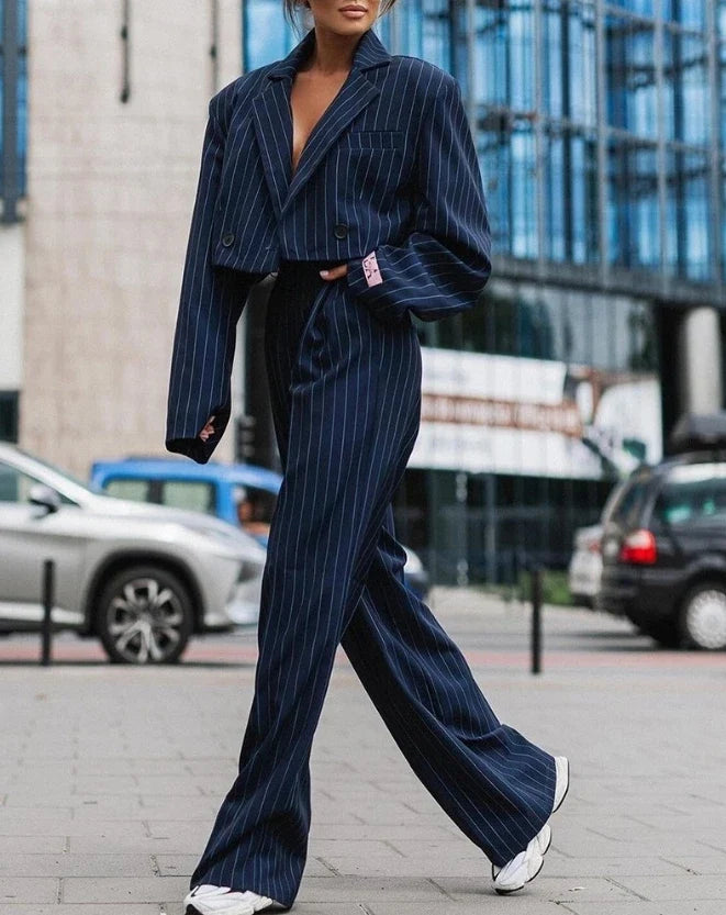 Stijlvolle grijze dames blazer set, trendy tweedelig pak voor een modieuze casual outfit of weekendlook.