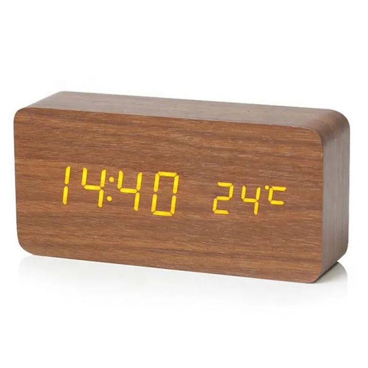 Compacte digitale wekker van hout met LED display. Essentieel slaapkamer gadget met temperatuurweergave en alarmfunctie.
