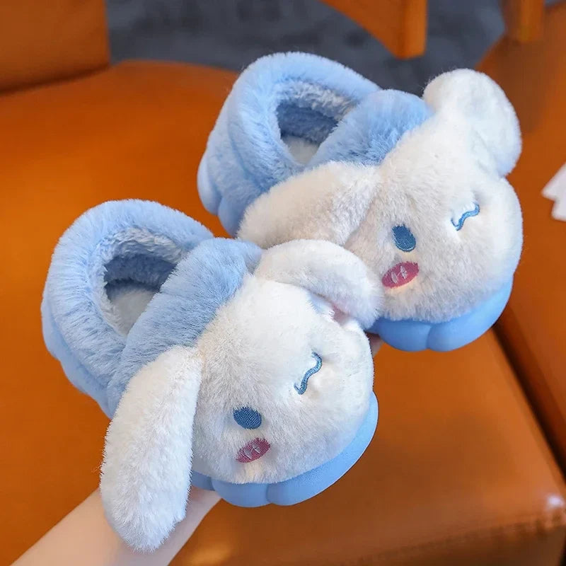 Vrolijk Pickaguu gezicht op de pantoffel, leuke warme kindersloffen voor jongens en meisjes.