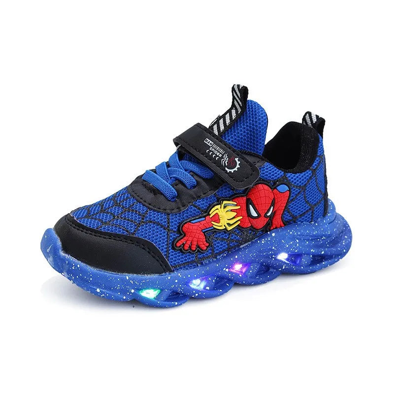 Detaillering van Spider-Man logo op blauwe jongenssneakers met rode accenten en LED-lampjes, handig klittenband.