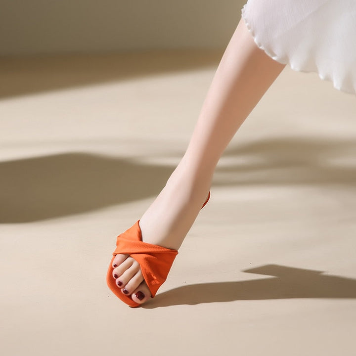Dameshakken met strik in verschillende kleuren. Elegante en comfortabele damesschoenen voor elke stijl.