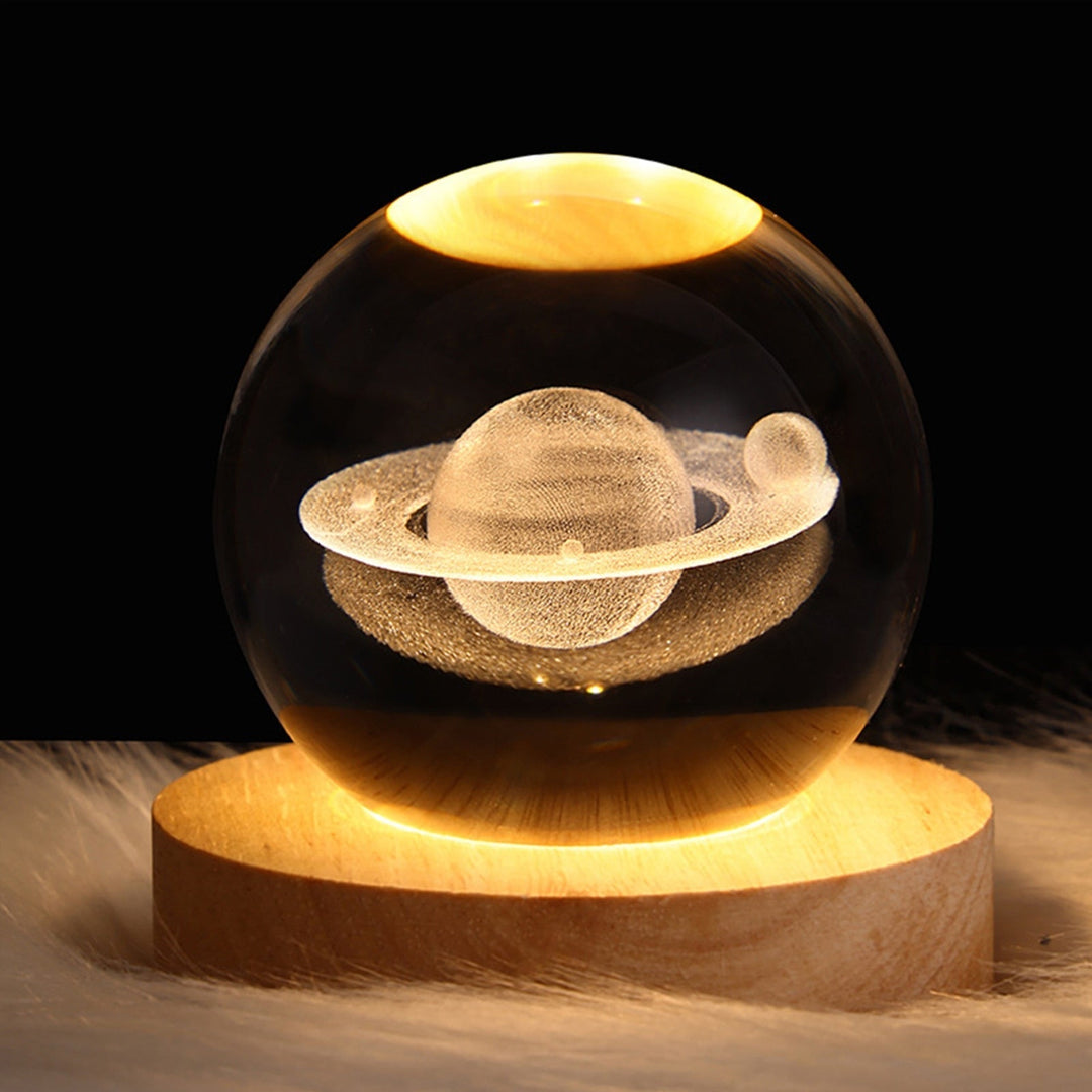 Decoratieve kristallen lichtbol met gedetailleerde 3D planeten voor elke kamer.