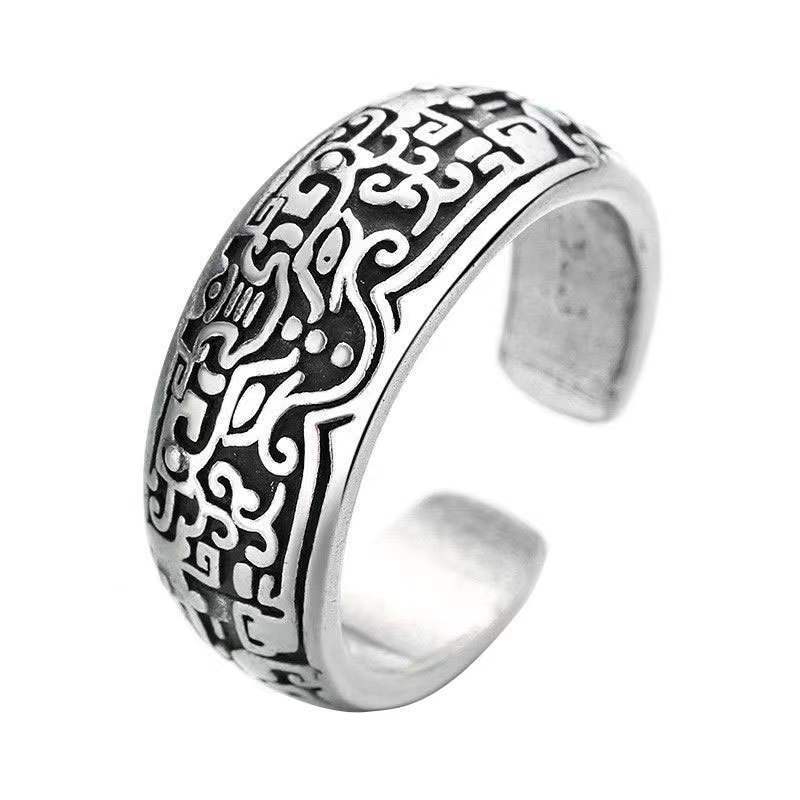 Metaalkleurige Feng Shui ring om je hand, een tijdloos symbool van geluk, rijkdom en overvloed.