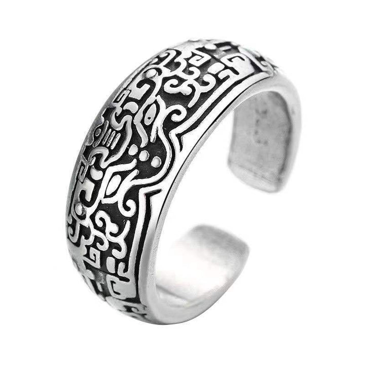 Metaalkleurige Feng Shui ring om je hand, een tijdloos symbool van geluk, rijkdom en overvloed.