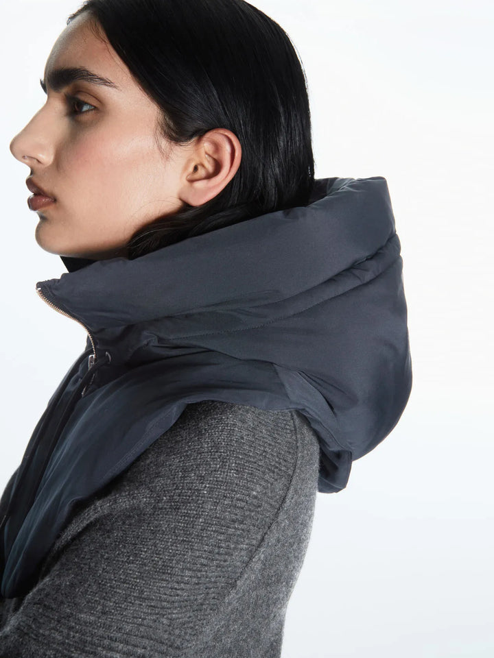 Dames winter sjaal met capuchon: warm, stijlvol en veelzijdig. Ideaal voor gure herfst en winter. [[lstfy-media:13]]