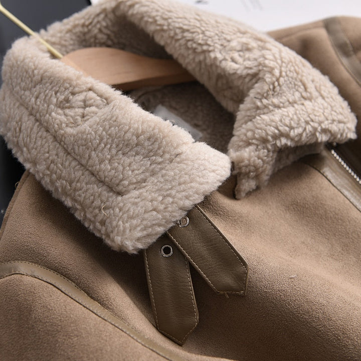 Beige damesjas, chique bovenkleding voor vrouwen, met lange mouwen en een veelzijdige, elegante uitstraling.