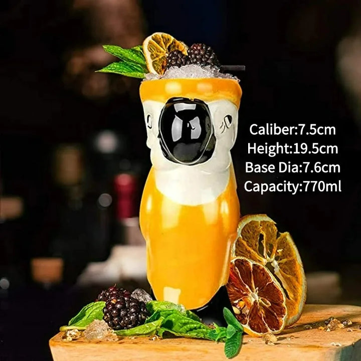 Vrolijke keramische cocktail mok, een uniek kunstwerk.