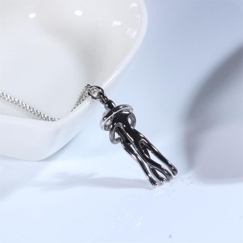 Minimalistische Omhelzing hanger aan RVS ketting, een tijdloos symbool van liefde.