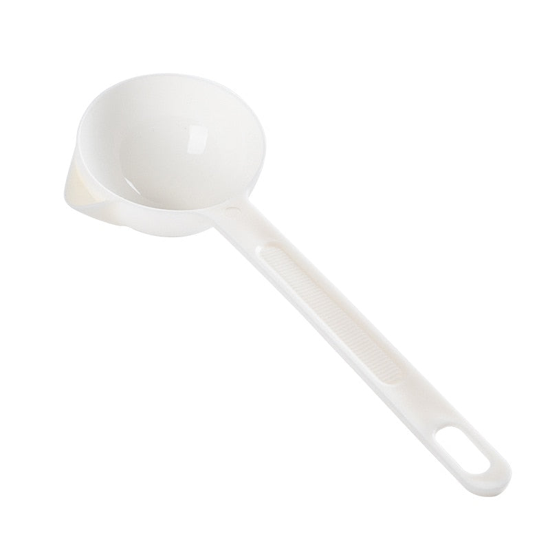 Detailfoto van de separator lepel die overtollige olie uit een pan met soep verwijdert. Efficiënte vet verwijderaar.
