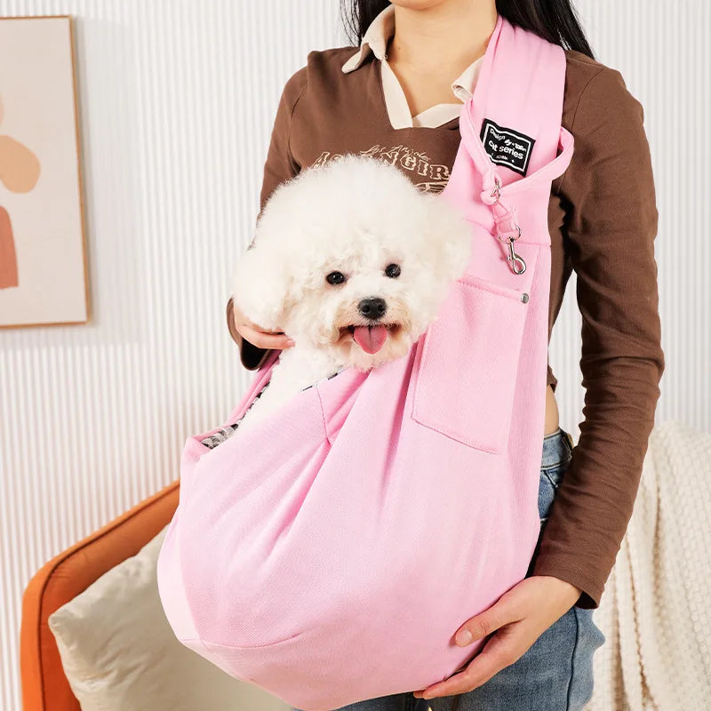 Close-up van de polyester draagtas met een kleine hond die comfortabel naar buiten kijkt.