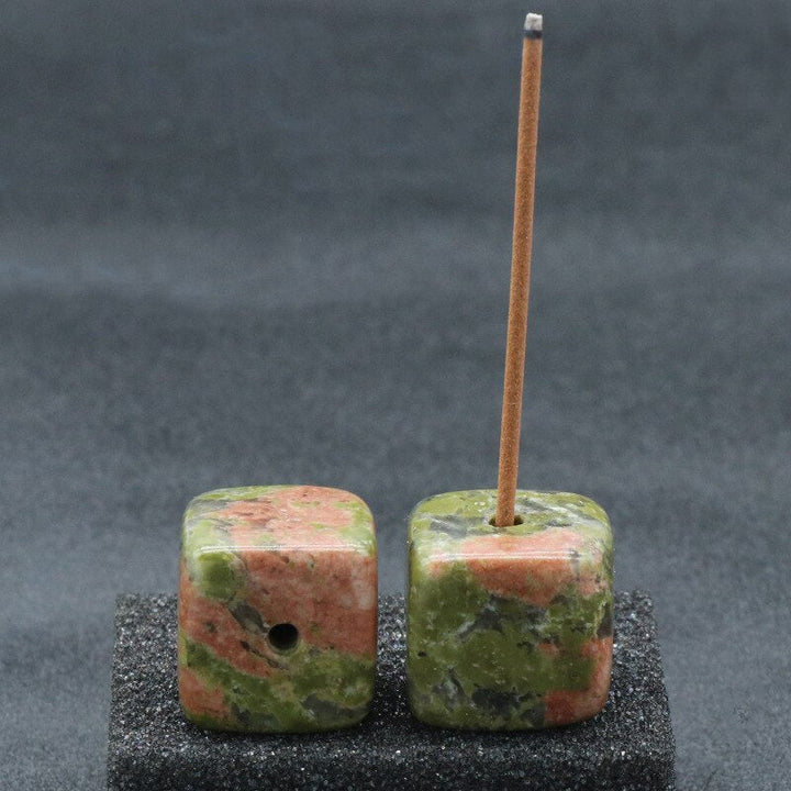 Woonaccessoire: natuursteen wierookhouder voor rust en meditatie, handgemaakt design.
