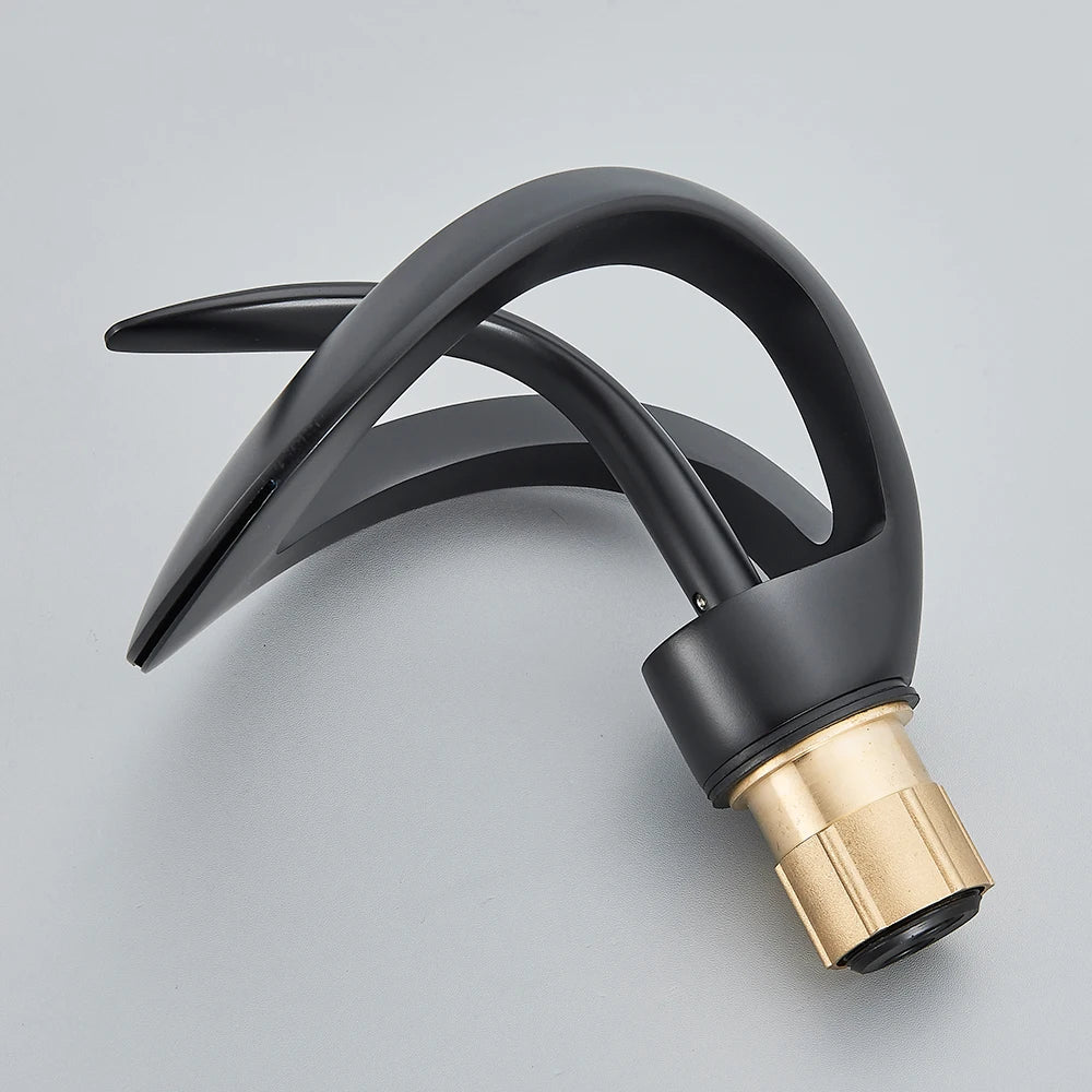 Elegante gouden wastafelkraan Flowarc; luxe watervalkraan voor een chique badkamerinterieur.