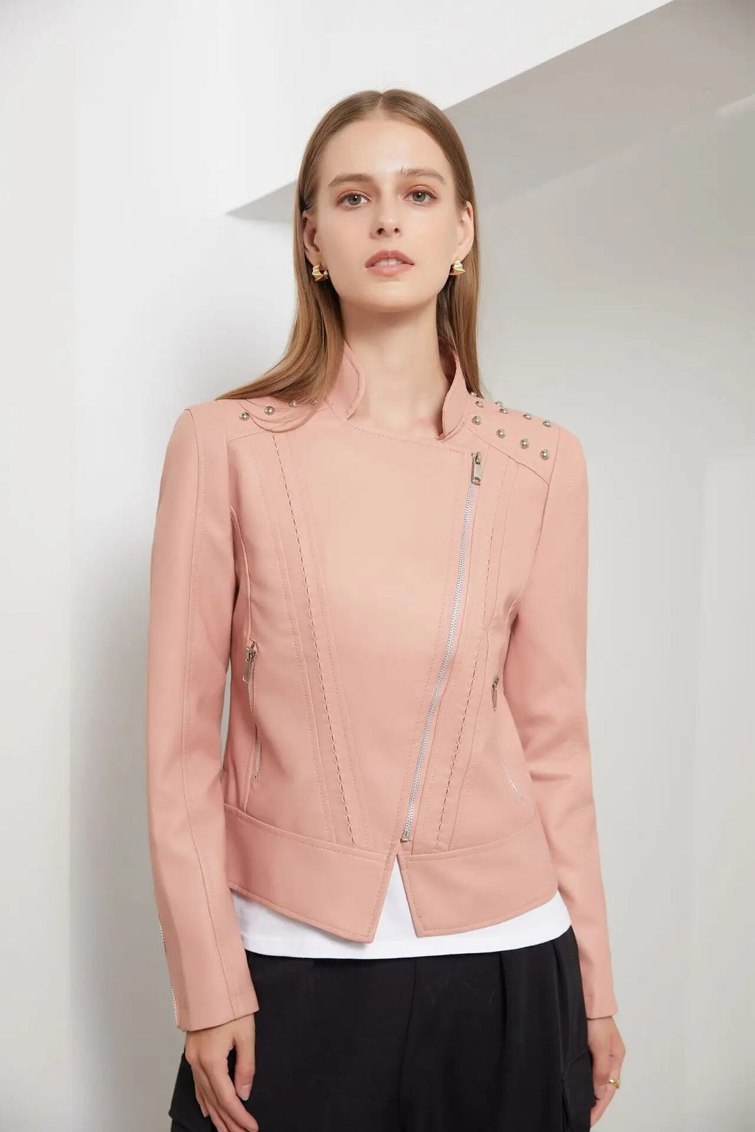 Trendy damesjas met studs in bikerstijl, een must-have voor dit seizoen.