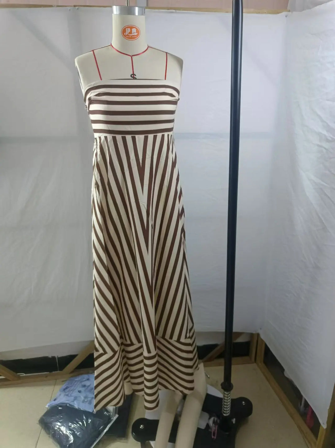 Zomerse dames strapless maxijurk met streepdessin, stijlvol en comfortabel. Ideaal voor vakantie of een casual dag.