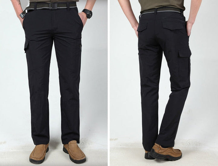 Man wandelt actief in de Heren Cargo Broek Eddy, ontworpen voor comfort en duurzaamheid tijdens outdoor avonturen.