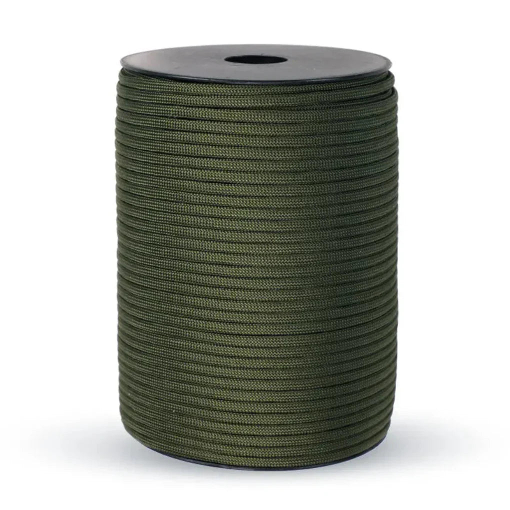 Stevig groen 9-kern survival paracord touw, perfect voor kamperen, wandelen en noodsituaties.