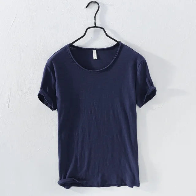 Comfortabel heren T-shirt met ruwe rand, slim-fit en retro look, essentieel voor herenkleding.
