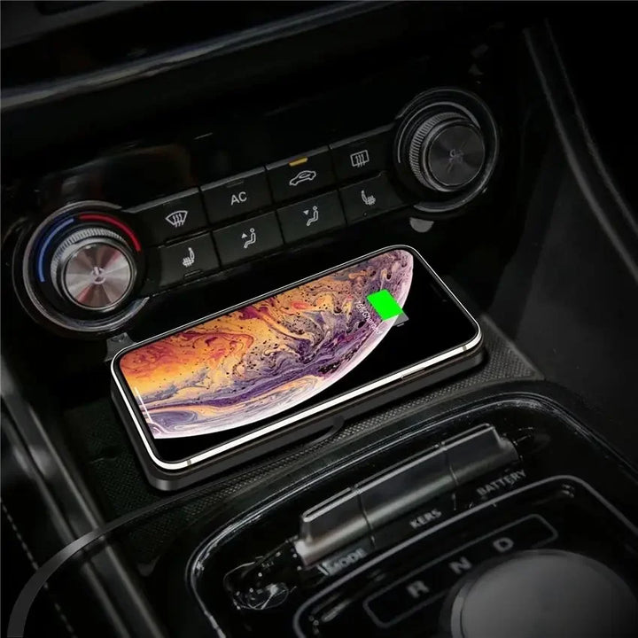 Universeel 15W draadloos oplaadpad voor auto. Snellader met antislip, ultradun design voor telefoons.