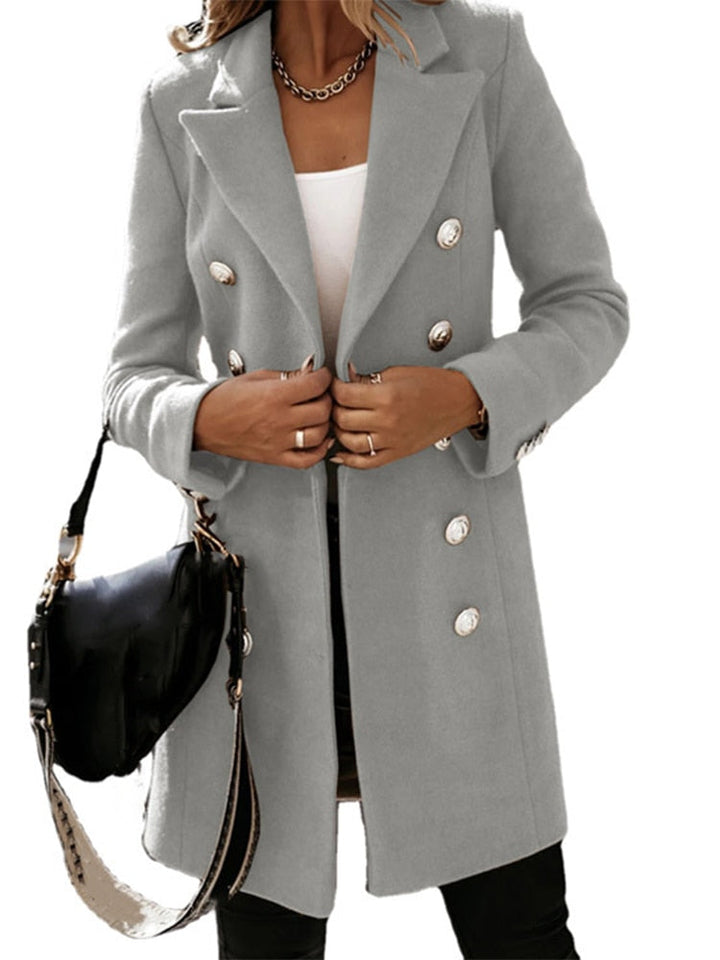 Klassieke beige dames trenchcoat, stijlvolle lange jas die elegantie toevoegt aan vrouwenmode.