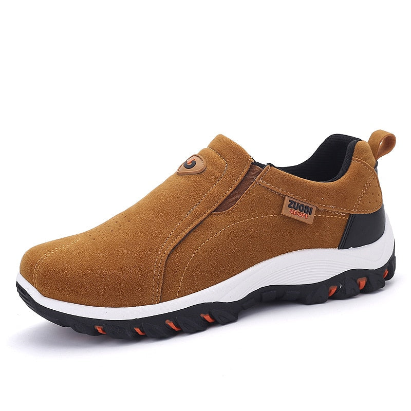 Heren outdoorschoenen in actie, comfortabel en stevig tijdens een uitdagende hike in de natuur.