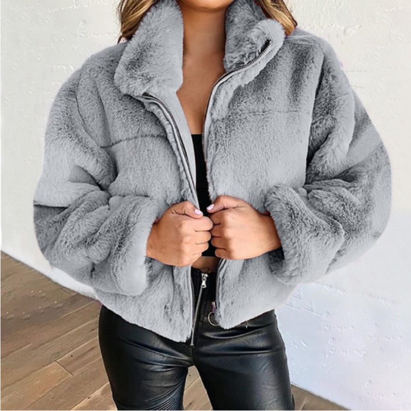 Zachte pluche damesjas, de MarliesJacket. Een stijlvolle en warme winterjas voor een comfortabele look.