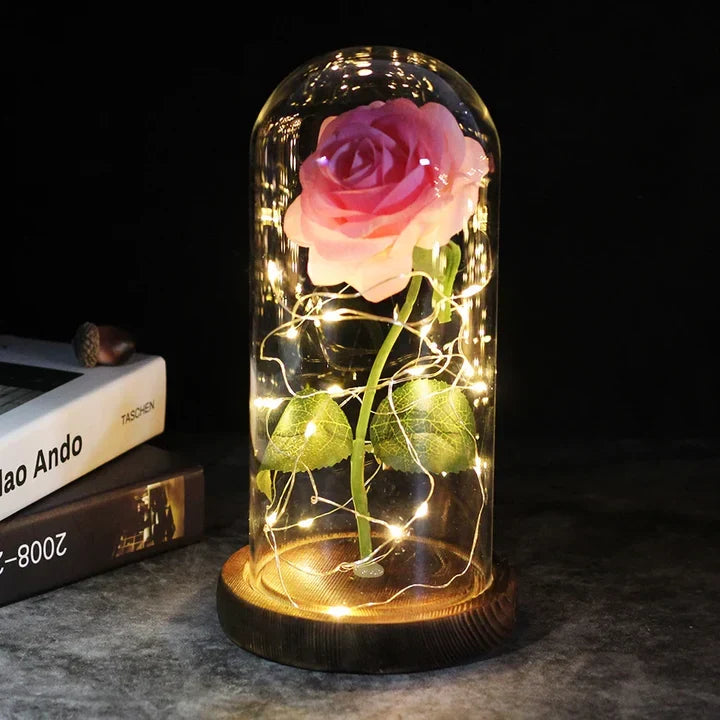 Roos lamp als elegant sfeerlicht op bijzettafel, romantisch woonaccessoire met led verlichting.