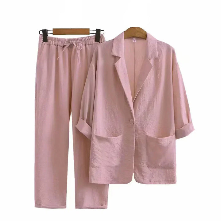 Roze dames tweedelige set. Elegant jasje en rechte broek voor een comfortabele, chique lente look.