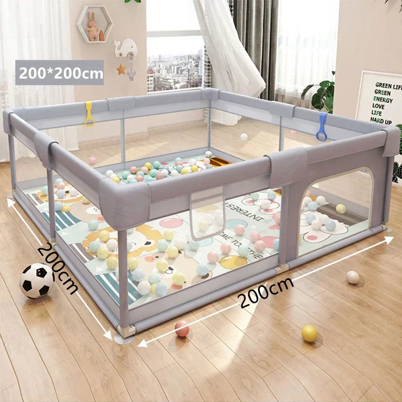 Lege, ruime kinderbox klaar voor veilig speelplezier. Ideale speelomgeving voor baby's en kinderkamer in huis.