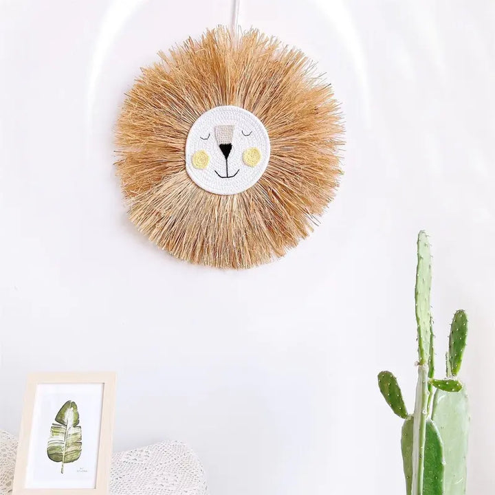 Schattige rotan beer wanddecoratie, handgemaakt en perfect voor een warme en knusse babykamer.