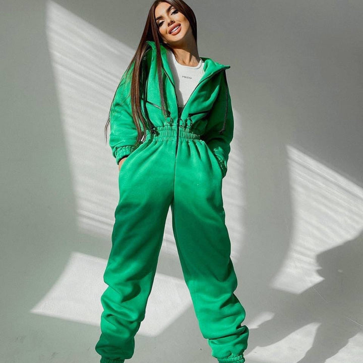 Warme dames vrijetijdskleding: hoody en comfortbroek in een stijlvol huispak.