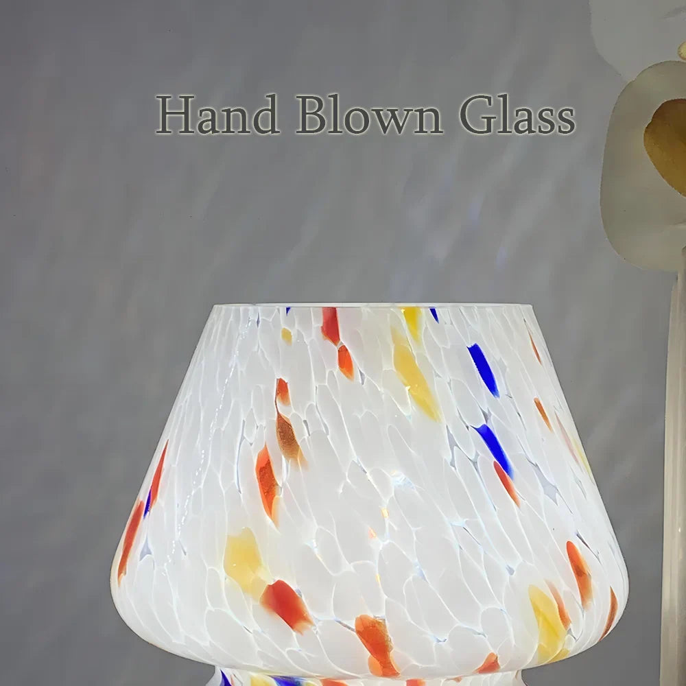 De unieke paddenstoelvorm van de LumiMush glazen tafellamp, een stijlvolle toevoeging aan elk interieur.