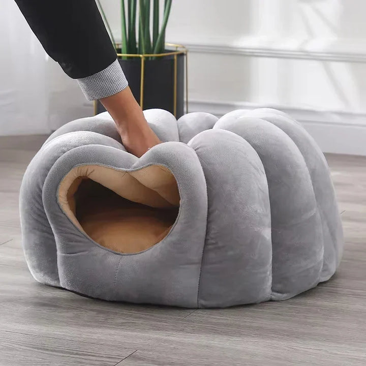 Een pluche en warm kattenbed, ontworpen als veilige cocon voor de diepste slaap van uw kat.