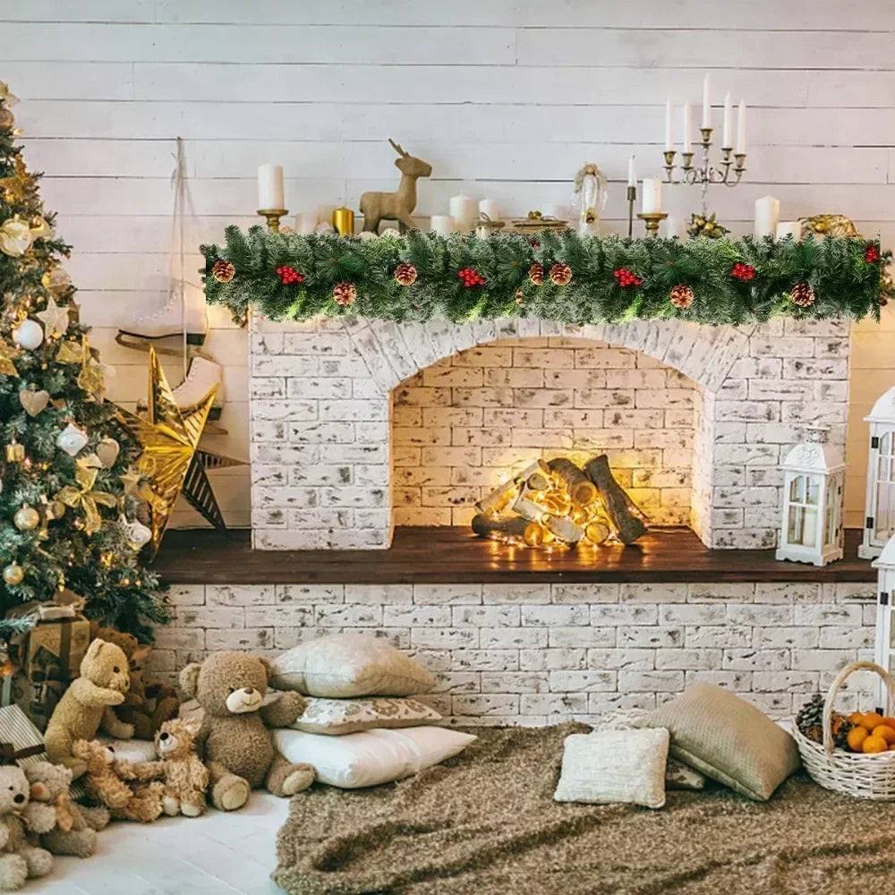 Gedetailleerde LED kerst guirlande met realistische groene dennentakken en helderrode kerstbessen.